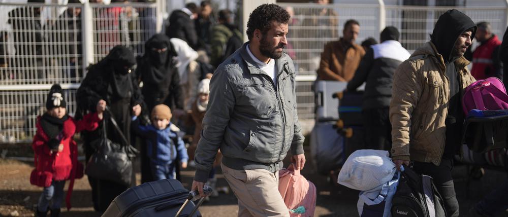 Syrer tragen ihre Habseligkeiten auf dem Weg von der Türkei nach Syrien am Oncupinar-Grenzübergang in der Nähe der Stadt Kilis im Süden der Türkei.