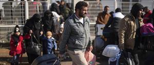  Syrer tragen ihre Habseligkeiten auf dem Weg von der Türkei nach Syrien am Oncupinar-Grenzübergang in der Nähe der Stadt Kilis im Süden der Türkei.