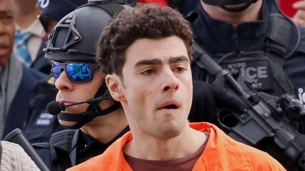 Der in den USA wegen Mordes an einem Versicherungschef angeklagte Luigi M. bei seiner Überstellung nach New York