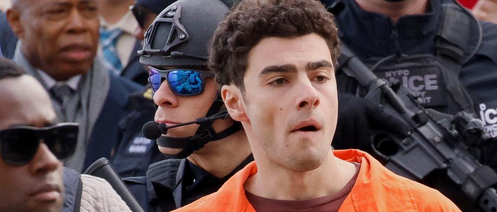 Der in den USA wegen Mordes an einem Versicherungschef angeklagte Luigi M. bei seiner Überstellung nach New York
