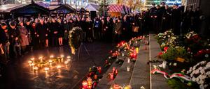 Teilnehmer des Gedenkens zum 8. Jahrestag des Terroranschlags auf den Weihnachtsmarkt am Berliner Breitscheidplatz versammeln sich am Mahnmal «Goldener Riss». Am Abend des 19. Dezembers 2016 steuerte der islamistische Terrorist Anis Amri einen Lastwagen in die Besuchermenge des Weihnachtsmarktes. Durch den Terroranschlag verloren 13 Menschen ihr Leben.