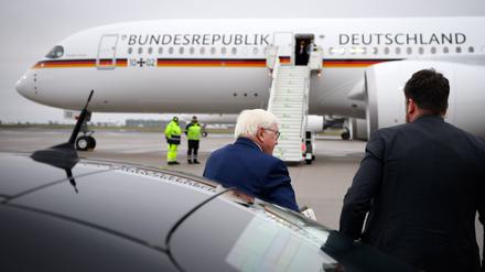 Bundespräsident Frank-Walter Steinmeier steigt auf dem militärischen Teil des Flughafens Berlin Brandenburg in ein Flugzeug der Flugbereitschaft der Bundeswehr, um nach Nigeria zu fliegen.