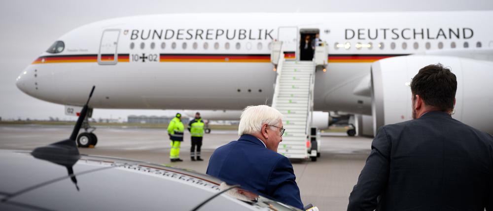 Bundespräsident Frank-Walter Steinmeier steigt auf dem militärischen Teil des Flughafens Berlin Brandenburg in ein Flugzeug der Flugbereitschaft der Bundeswehr, um nach Nigeria zu fliegen.
