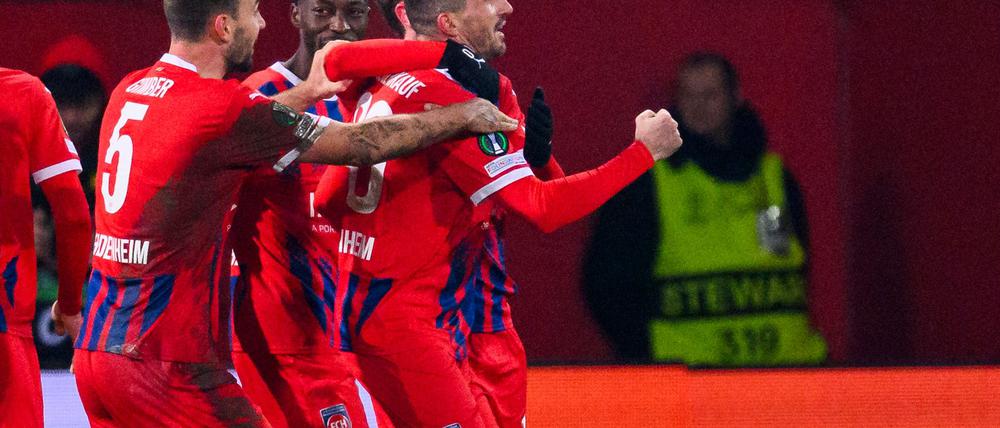 Heidenheim jubelt über die Führung gegen St. Gallen.