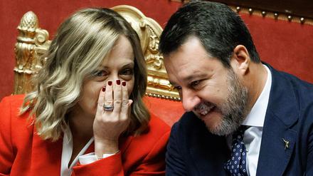 Italiens Vize-Ministerpräsident Matteo Salvini, hier zusammen mit Regierungschefin Giorgia Meloni, drohen sechs Jahre Haft. 