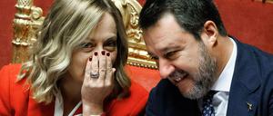 Italiens Vize-Ministerpräsident Matteo Salvini, hier zusammen mit Regierungschefin Giorgia Meloni, drohen sechs Jahre Haft. 