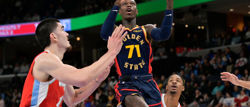 Dennis Schröder musste in seinem ersten Spiel für die Warriors eine deftige Pleite hinnehmen.