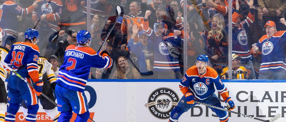 Leon Draisaitl bejubelt mit Connor McDavid den Ausgleich gegen die Boston Bruins.