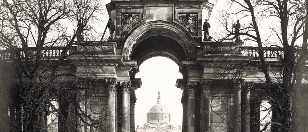 Peter Rogges historischer Potsdam-Kalender zeigt Messbilder von 1911/12. Hier der Blick auf das Neue Palais durch das Triumphtor der Kolonnade.