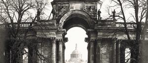 Peter Rogges historischer Potsdam-Kalender zeigt Messbilder von 1911/12. Hier der Blick auf das Neue Palais durch das Triumphtor der Kolonnade.