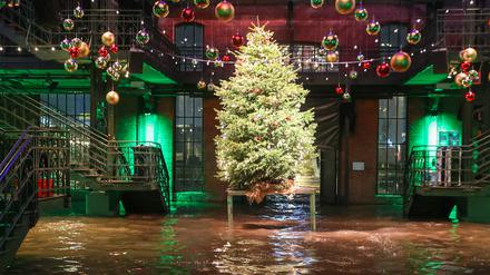 Das Wasser der Elbe wird bei einer Sturmflut auf den Hamburger Fischmarkt gedrückt und steht in der Fischauktionshalle. 