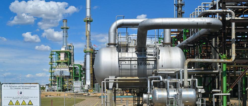 Das Oberlandesgericht Düsseldorf hat eine Beschwerde von Rosneft Deutschland gegen den Verkauf von Shell-Anteilen an der Raffinerie PCK zurückgewiesen (Archivbild).