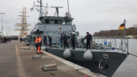 Das Minenjagdboot „Weilheim“ legt an einer Mole im Marinestützpunkt Kiel an. 