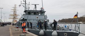 Das Minenjagdboot „Weilheim“ legt an einer Mole im Marinestützpunkt Kiel an.