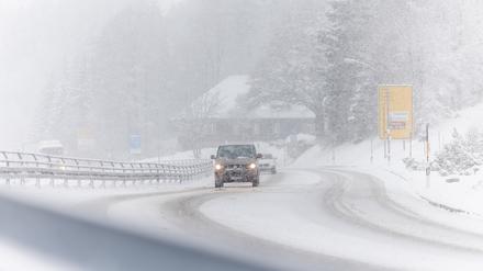Schnee und Eis könnten den vorweihnachtlichen Reiseverkehr in den betroffenen Gebieten erheblich erschweren.