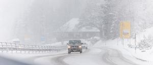 Schnee und Eis könnten den vorweihnachtlichen Reiseverkehr in den betroffenen Gebieten erheblich erschweren.