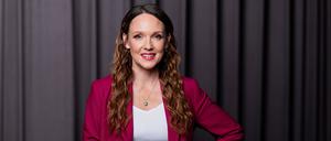 Carolin Kebekus, Comedian und Sängerin, steht in einem Fernsehstudio. 