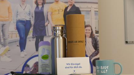 Viele nützliche Dinge stecken in einem Mutmacher-Paket, die der Verein in den gesamten deutschsprachigen Raum verschickt