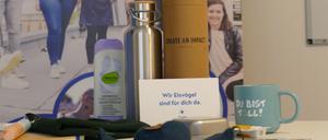 Viele nützliche Dinge stecken in einem Mutmacher-Paket, die der Verein in den gesamten deutschsprachigen Raum verschickt