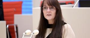 Brandenburgs Innenministerin Katrin Lange (SPD) hält am Plan fest, Ausreisezentren einzurichten, die Rückführungen von Flüchtlingen organisieren. (Archivbild)