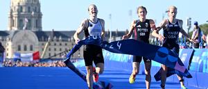 Ein goldener Moment für das deutsche Olympia-Team: Laura Lindemann sprintete in der Triathlon-Staffel als Erste ins Ziel. 