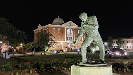 Elvis’ Statue vor dem Rathaus von Tupelo