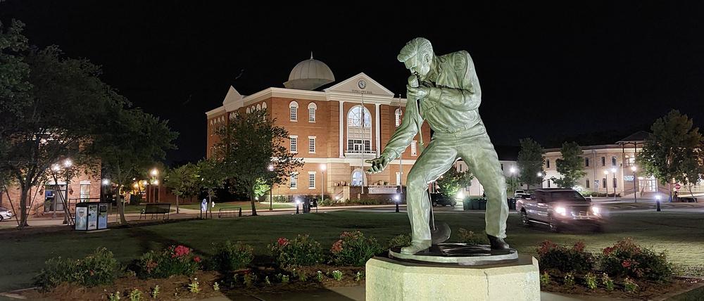 Elvis’ Statue vor dem Rathaus von Tupelo