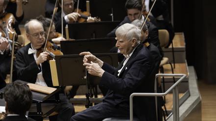 Der 97-jährige Dirigent Herbert Blomstedt mit den Berliner Philharmonikern in der Philharmonie am 19. Dezember 2024
