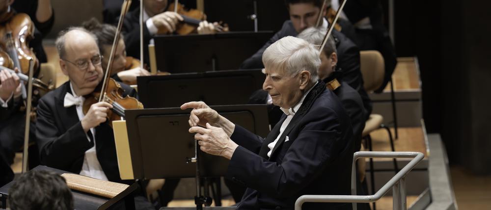 Der 97-jährige Dirigent Herbert Blomstedt mit den Berliner Philharmonikern in der Philharmonie am 19. Dezember 2024
