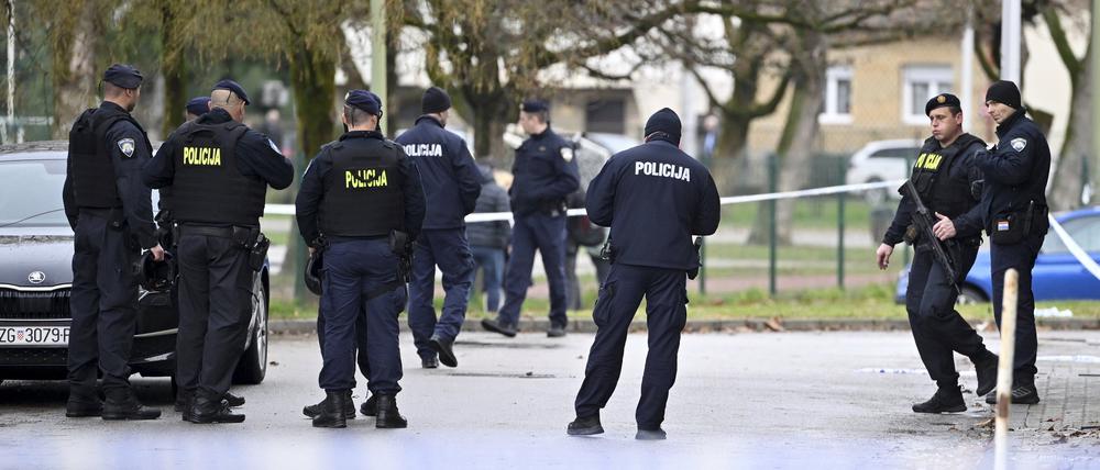 Die Polizei sichert den Zugang zu der Grundschule, in der mindestens eine Schülerin starb und eine Lehrerin und weitere Schüler bei einem Messerangriff verwundet wurden. 