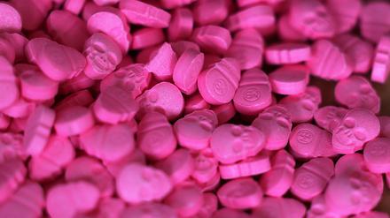 Ecstasy-Tabletten in Form von Totenköpfen liegen in einem Zollamt auf einem Tisch. 
