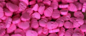 Ecstasy-Tabletten in Form von Totenköpfen liegen in einem Zollamt auf einem Tisch. 