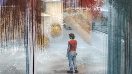 Die „Nebel“-Werke von Olga de Amaral hängen von der Decke der Fondation Cartier.