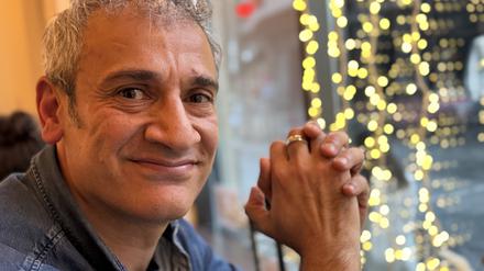 Wassim Alrez in einem Café in Berlin.