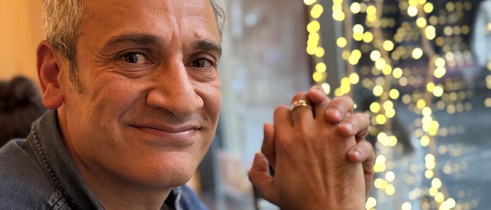 Wassim Alrez in einem Café in Berlin.