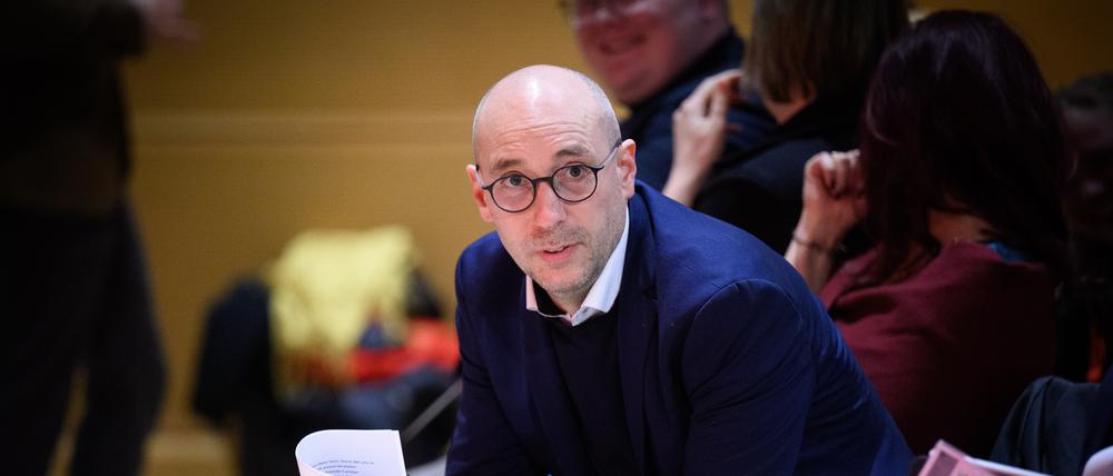Ruppert Stüwe (r), SPD-Bundestagskandidat für Steglitz-Zehlendorf, steht beim Parteitag der Berliner SPD zur Wahl der Landesliste für die Bundestagswahl in der SPD-Zentrale, dem Willy-Brandt-Haus.