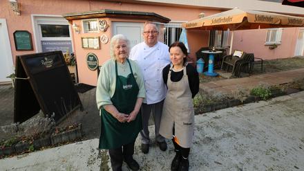 Gartenlokal vor dem Aus. Nach über 30 Jahren beendet das Ehepaar Udo und Maria Arndt, hier zusammen mit Mutter Hannelore Arndt, den Pachtvertrag für das Gartenlokal Lindstedter Tor. Einen Nachfolger gibt es nicht.