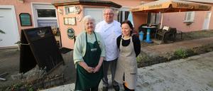 Gartenlokal vor dem Aus. Nach über 30 Jahren beendet das Ehepaar Udo und Maria Arndt, hier zusammen mit Mutter Hannelore Arndt, den Pachtvertrag für das Gartenlokal Lindstedter Tor. Einen Nachfolger gibt es nicht.