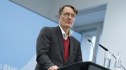 Bundesgesundheitsminister Karl Lauterbach informiert bei einer Pressekonferenz über die Kabinettsbeschlüsse im Bundesgesundheitsministerium in Berlin.