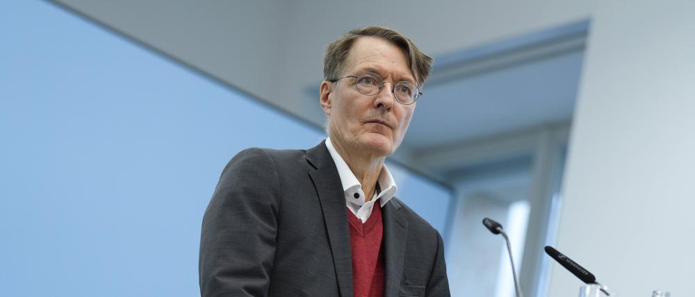 Bundesgesundheitsminister Karl Lauterbach informiert bei einer Pressekonferenz über die Kabinettsbeschlüsse im Bundesgesundheitsministerium in Berlin.