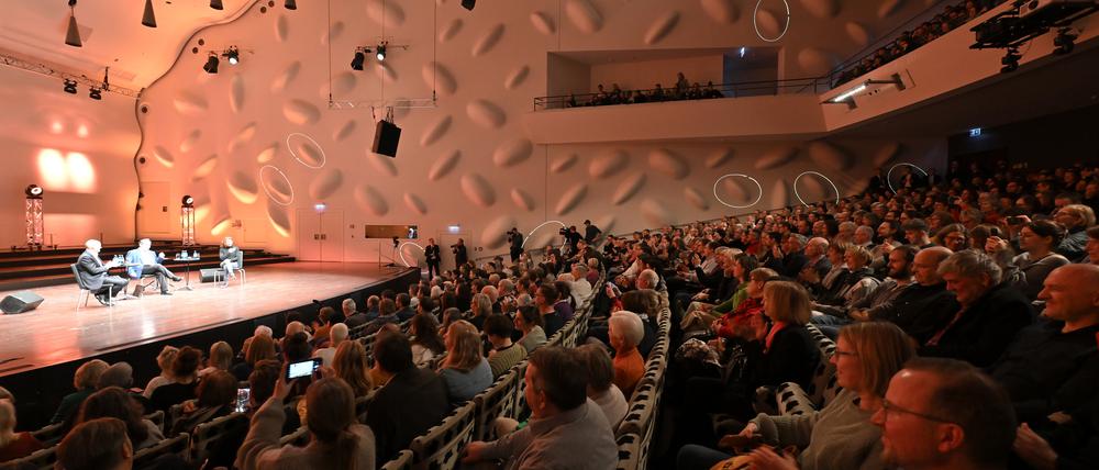 
Juli Zeh & Olaf Scholz sprechen im Nikolaisaal über „Zeiten des Umbruchs“.