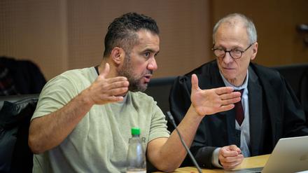 16.12.2024, Brandenburg, Frankfurt (Oder): Arafat Abou-Chaker (l) und sein Verteidiger Hansgeorg Birkhoff unterhalten sich im Landgericht während einer Pause im Zivilrechtsstreit von Rapper Bushido gegen seinen ehemaligen Geschäftspartner Abou-Chaker. Foto: Soeren Stache/dpa +++ dpa-Bildfunk +++