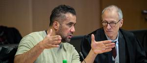 16.12.2024, Brandenburg, Frankfurt (Oder): Arafat Abou-Chaker (l) und sein Verteidiger Hansgeorg Birkhoff unterhalten sich im Landgericht während einer Pause im Zivilrechtsstreit von Rapper Bushido gegen seinen ehemaligen Geschäftspartner Abou-Chaker. Foto: Soeren Stache/dpa +++ dpa-Bildfunk +++