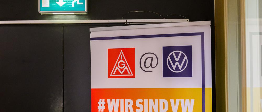 Im VW-Tarifstreit wird seit mehr als 60 Stunden um einen Kompromiss gerungen. (Archivbild)