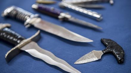 Eine Sammlung von gefährlichen Stichwaffen.