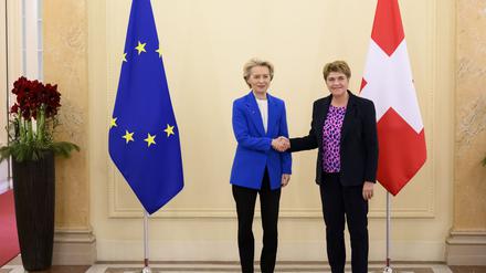 „Heute ist ein Tag großer Freude“, sagte EU-Kommissionspräsidentin Ursula von der Leyen (l). 