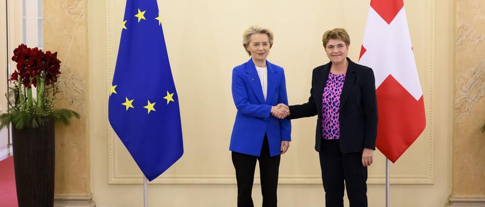 „Heute ist ein Tag großer Freude“, sagte EU-Kommissionspräsidentin Ursula von der Leyen (l). 