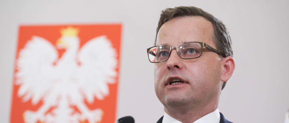 Polen, Warschau: Der damalige stellvertretende polnische Justizminister Marcin Romanowski spricht am 1. August 2021 während einer Pressekonferenz im Justizministerium.