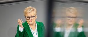 20.12.2024, Berlin: Renate Künast (Bündnis 90/Die Grünen), Mitglied des Deutschen Bundestages, hält im Plenum des Deutschen Bundestages ihre letzte Rede. Auf der Tagesordnung der 208. Sitzung stehen unter anderem Abstimmungen über die Finanzierung des Deutschlandtickets und über eine Änderung des Energiewirtschaftsgesetzes sowie Debatten zur Einführung von Tierhaltungslogos im Restaurant und zu den Arbeitsbedingungen in der Paketbranche.