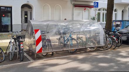 Das Bezirksamt Charlottenburg-Wilmersdorf stellt neue Fahrradboxen auf.